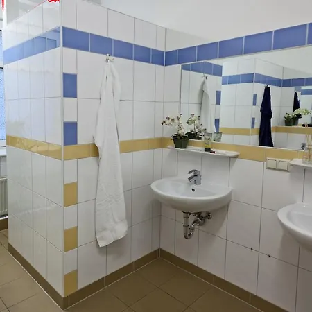 Hostal U *